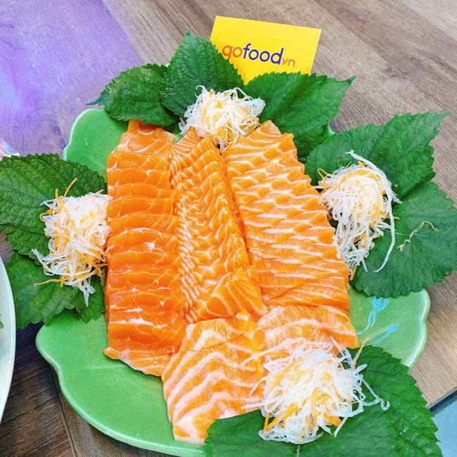 Gofood hỗ trợ cắt thái và set up đĩa Sashimi cá hồi cho khách hàng